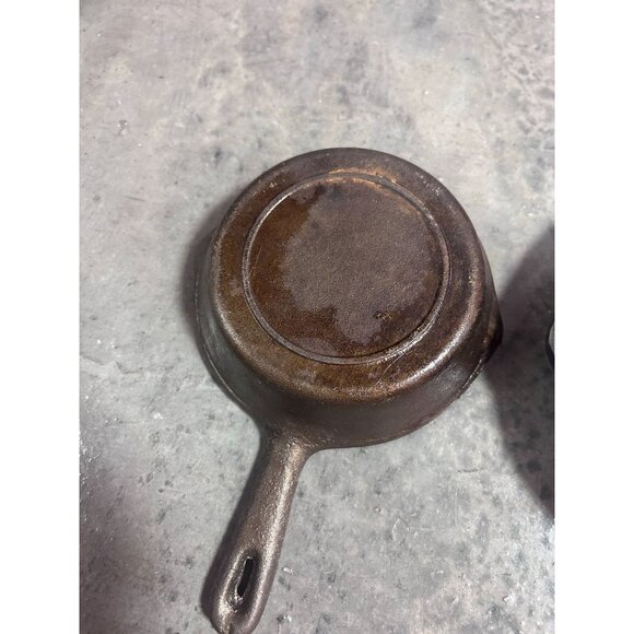 Set of Three Cast Iron Skillets Frying Pans Round Shape - Picture 5 of 7